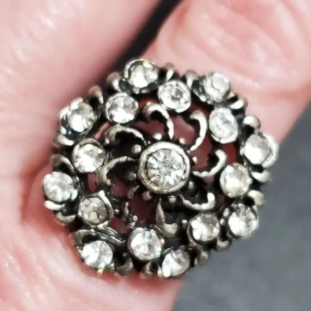 Silver tone flowery rhinestone ring